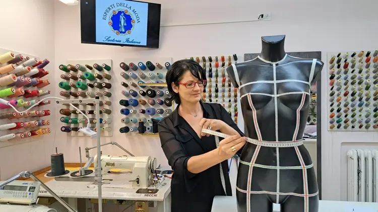 Gina Chiriac durante una lezione nella sua sartoria